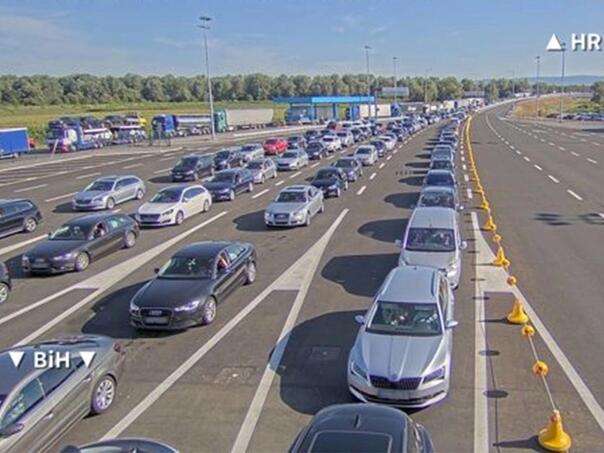 Ogromna kolona vozila na hrvatskoj strani na ulazu u BiH