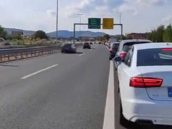 Ogromne gužve na autoputu A1, samo jedna rampa u funkciji