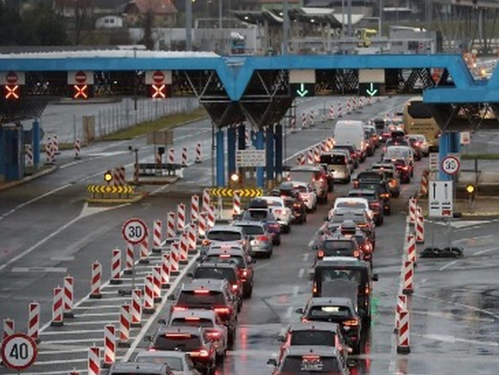 Ogromne kolone vozila na granicama na izlazu iz BiH