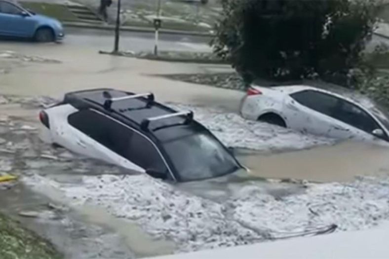 Ogromno nevrijeme pogodilo Sloveniju: Voda nosila automobile