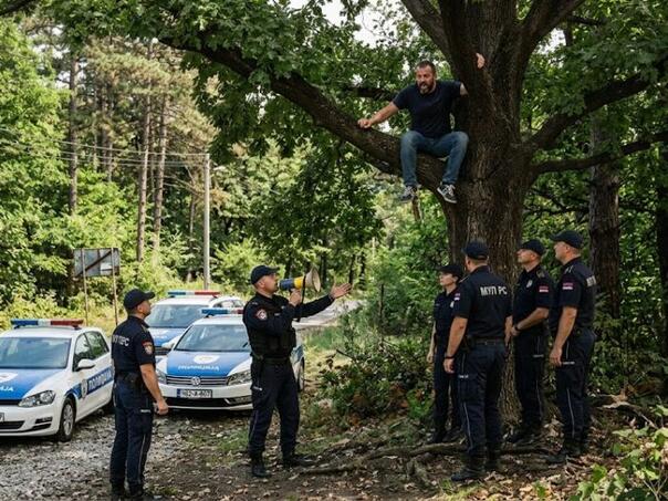 Okončana drama na Palama: Muškarac konačno sišao sa drveta