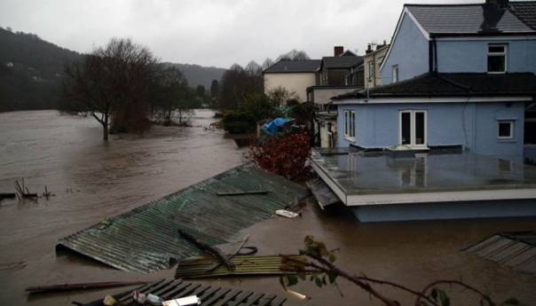 Oluja poharala Britaniju, izdano upozorenje od "smrtne opasnosti"