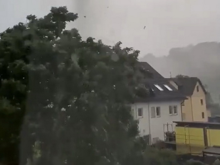 Oluja u Njemačkoj nosila sve pred sobom, žena poginula na mjestu