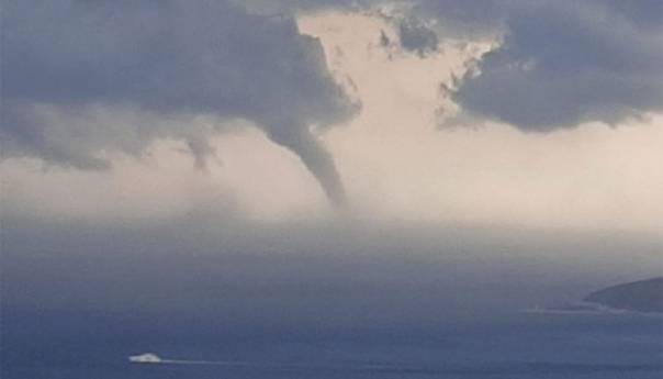 Oluja zahvatila Dalmaciju, na Pelješcu se stvorila velika pijavica