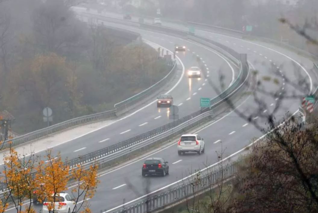 Opasni uslovi na cestama: Oprez zbog magle, odrona i klizavih puteva