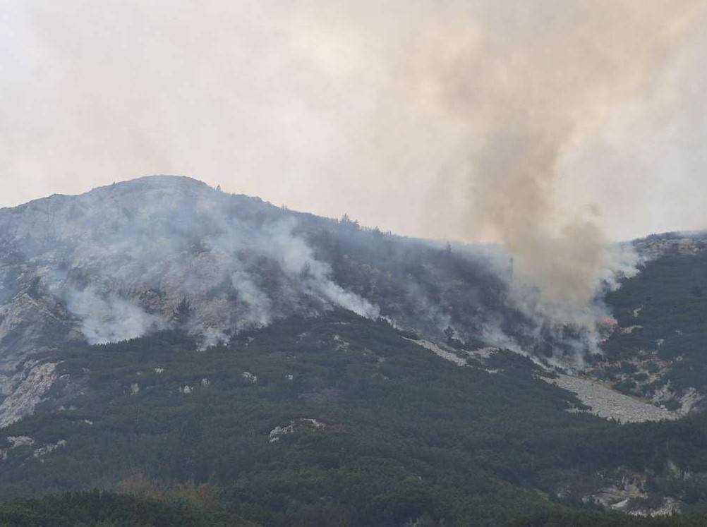 Opasno na Čvrsnici: Vatra se širi podzemnim žilama i panjevima