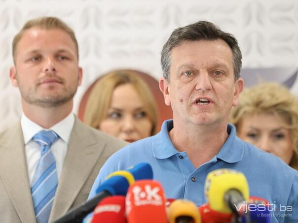 Opozicija postavlja brojčanik u Banja Luci: Svaki dan nas zadužuju 15 miliona KM