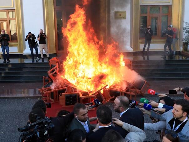 Opozicija u Albaniji iz protesta zapalila stolice ispred parlamenta