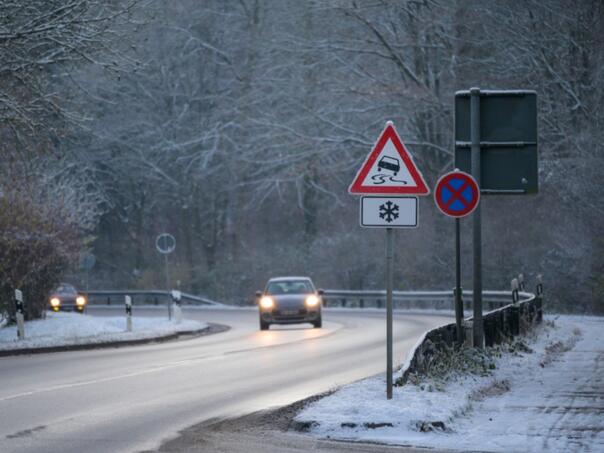 Oprez na cestama: Mokri kolovozi i magla otežavaju vožnju