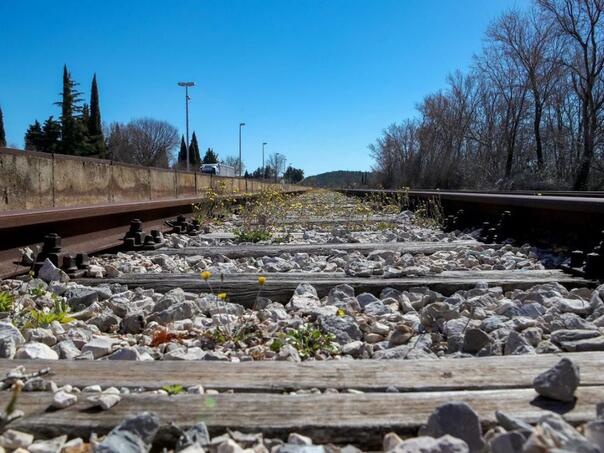 Oprez pri prelasku pruge, "voz se ne može zaustaviti"