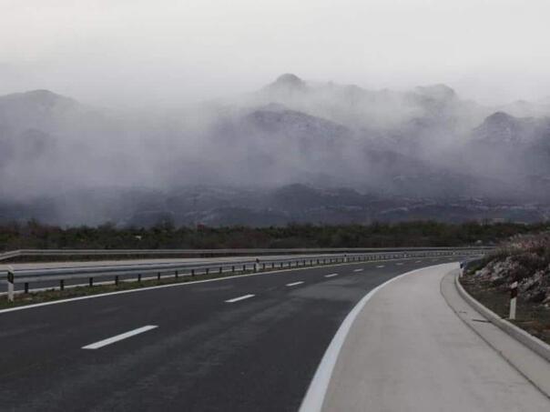 Oprez zbog jakog vjetra i odrona, radovi usporavaju saobraćaj na brojnim dionicama