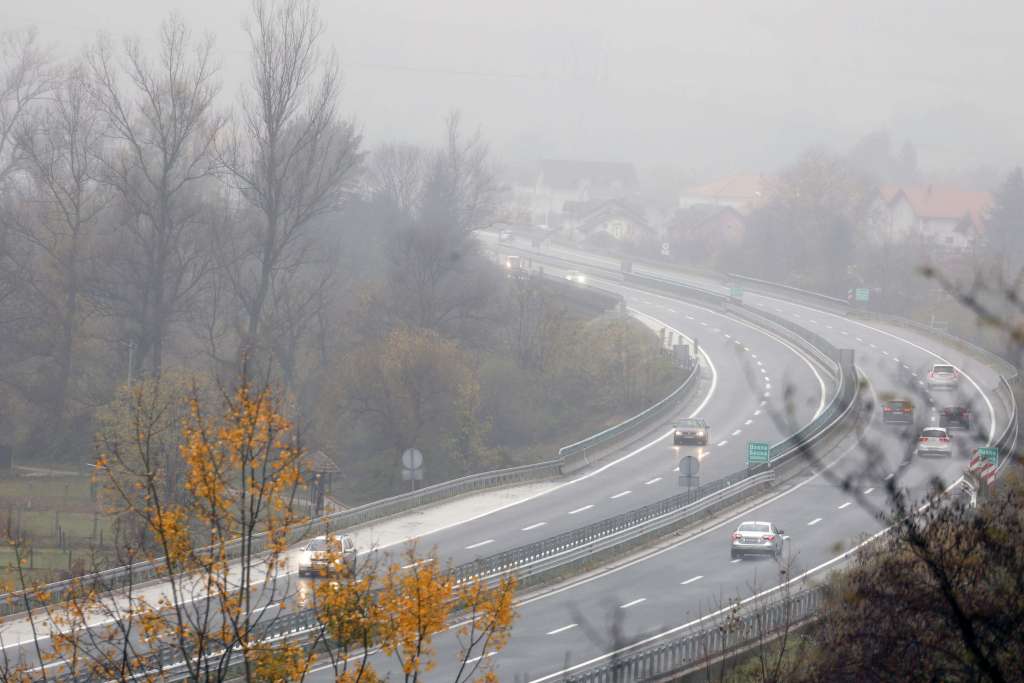 Stanje na cestama jutros: Oprez zbog poledice, učestali odroni...