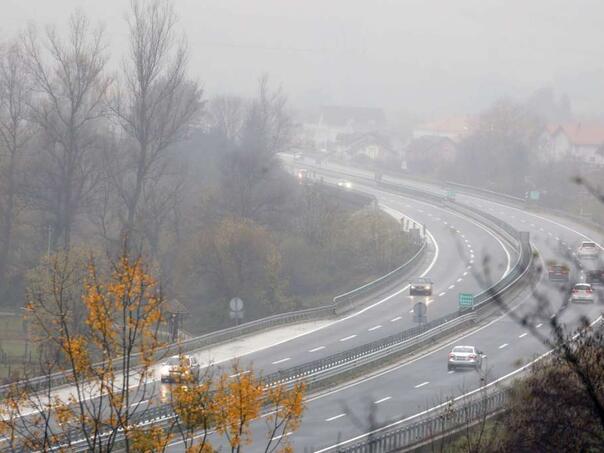 Stanje na cestama jutros: Oprez zbog poledice, učestali odroni...