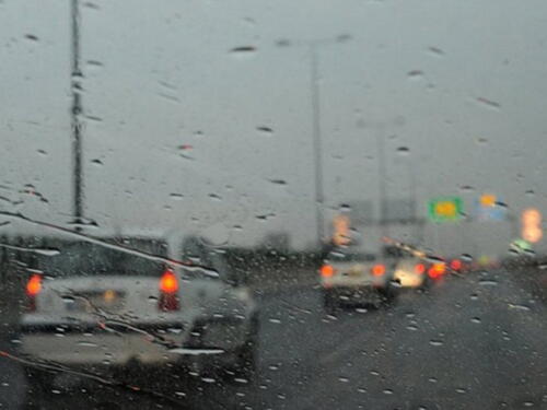 Opreznija vožnja prilagođena trenutnim uslovima i stanju na putevima zbog kiše