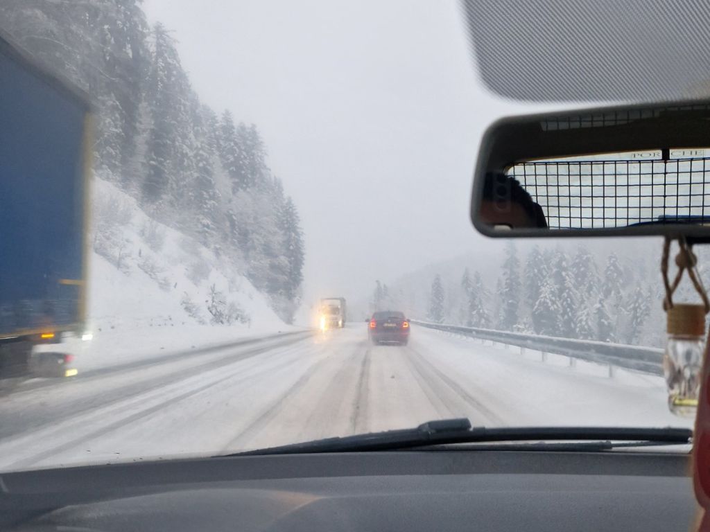 Snježni nanosi prave probleme: Otežana vožnja širom Bosne