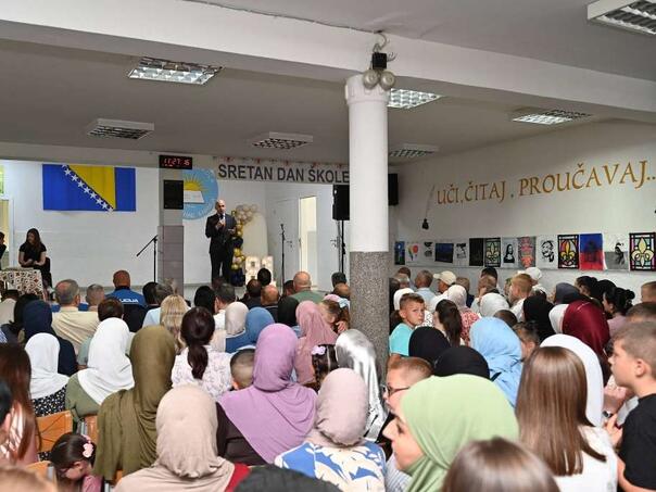 OŠ "Abdulvehab Ilhamija" Željezno Polje obilježila 81 godinu rada
