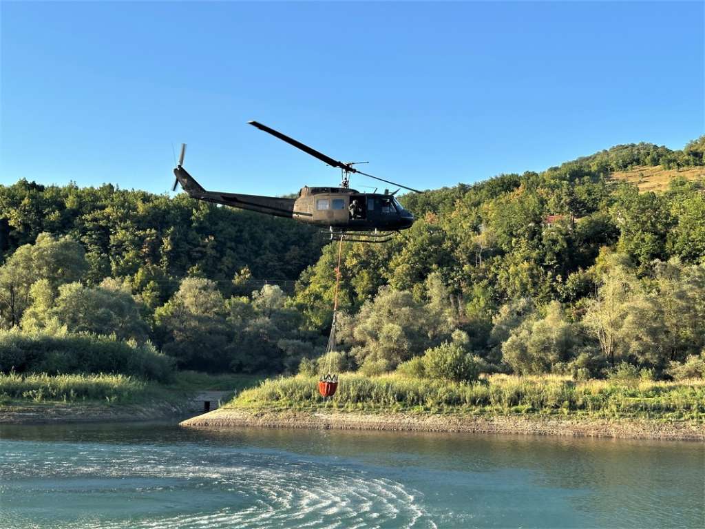 OS BiH ne posustaju: Helikopteri i danas gase požare, pomoć stiže i na zemlju