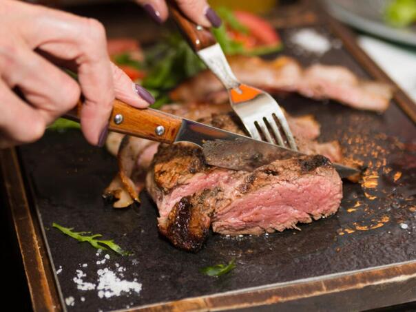 Ko češće doživi 100. godinu: Oni koji jedu meso ili vegetarijanci?