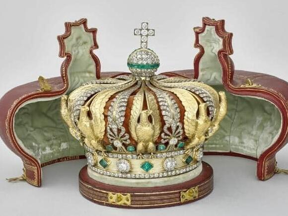 Oštećena kruna carice Eugenije tokom pljačke u Louvreu bit će potpuno restaurirana