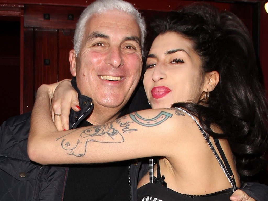 Otac Amy Winehouse mora platiti gotovo milion funti njenim prijateljicama