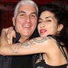 Otac Amy Winehouse mora platiti gotovo milion funti njenim prijateljicama
