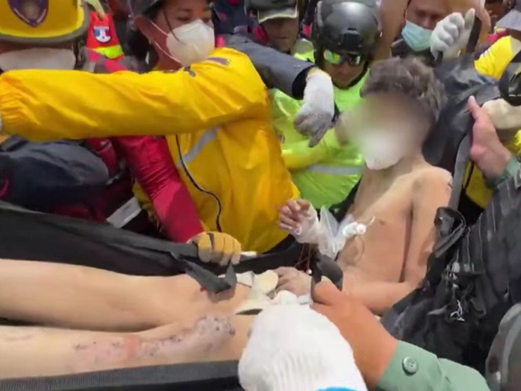 Otac i sin spašeni iz ruševina nakon četiri dana, beba rasplakala spasioce
