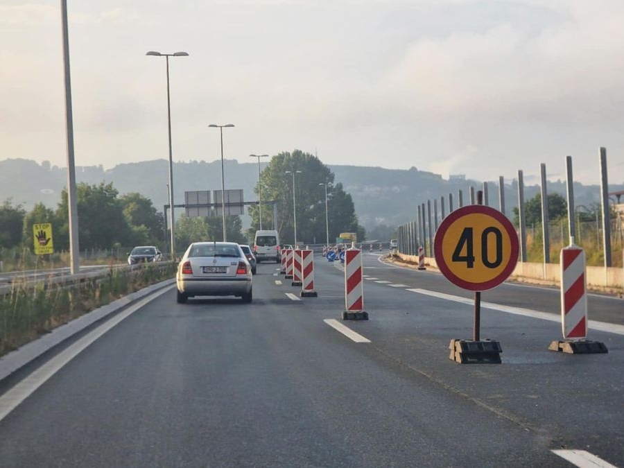 Otežan saobraćaj i brojne obustave na više dionica