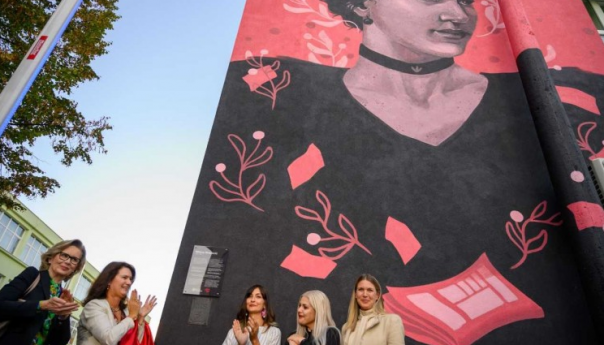 Otkriven mural Milene Mrazović, prve novinarke u BiH
