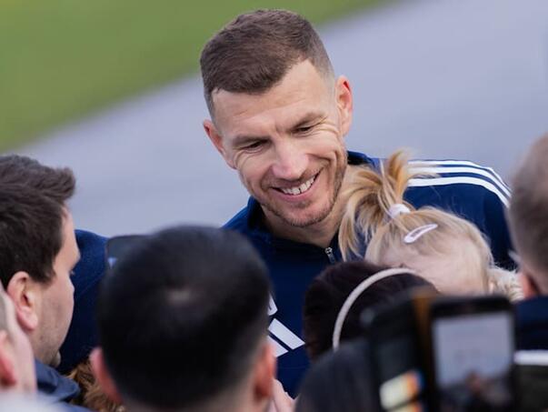 Otkriveno koliko će Džeko zarađivati u Schalkeu: Bonusi i plata šokiraju navijače