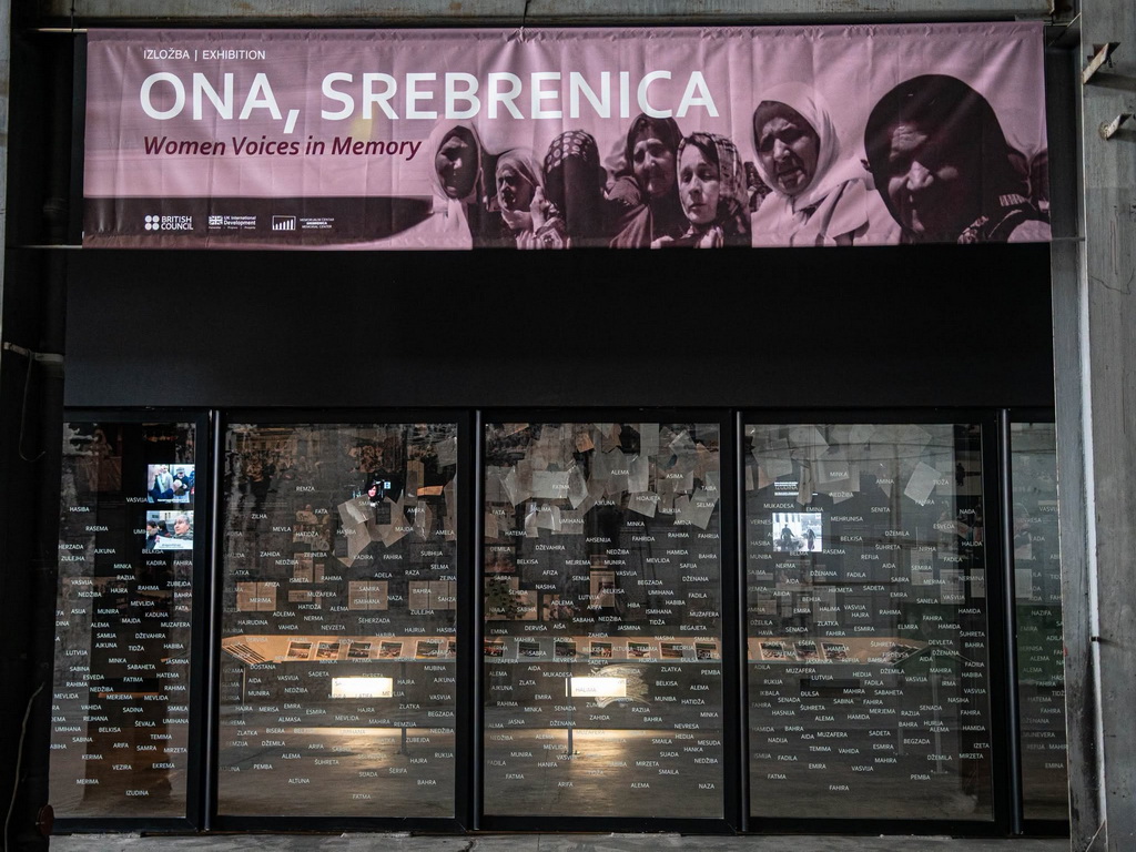 Otvorena izložba "ONA, SREBRENICA", posvećena ulozi žena u borbi za istinu