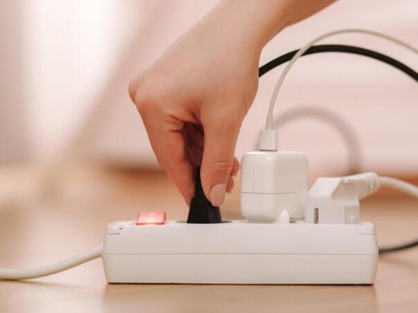 Ove kućne aparate nikada ne treba priključivati na produžni kabl