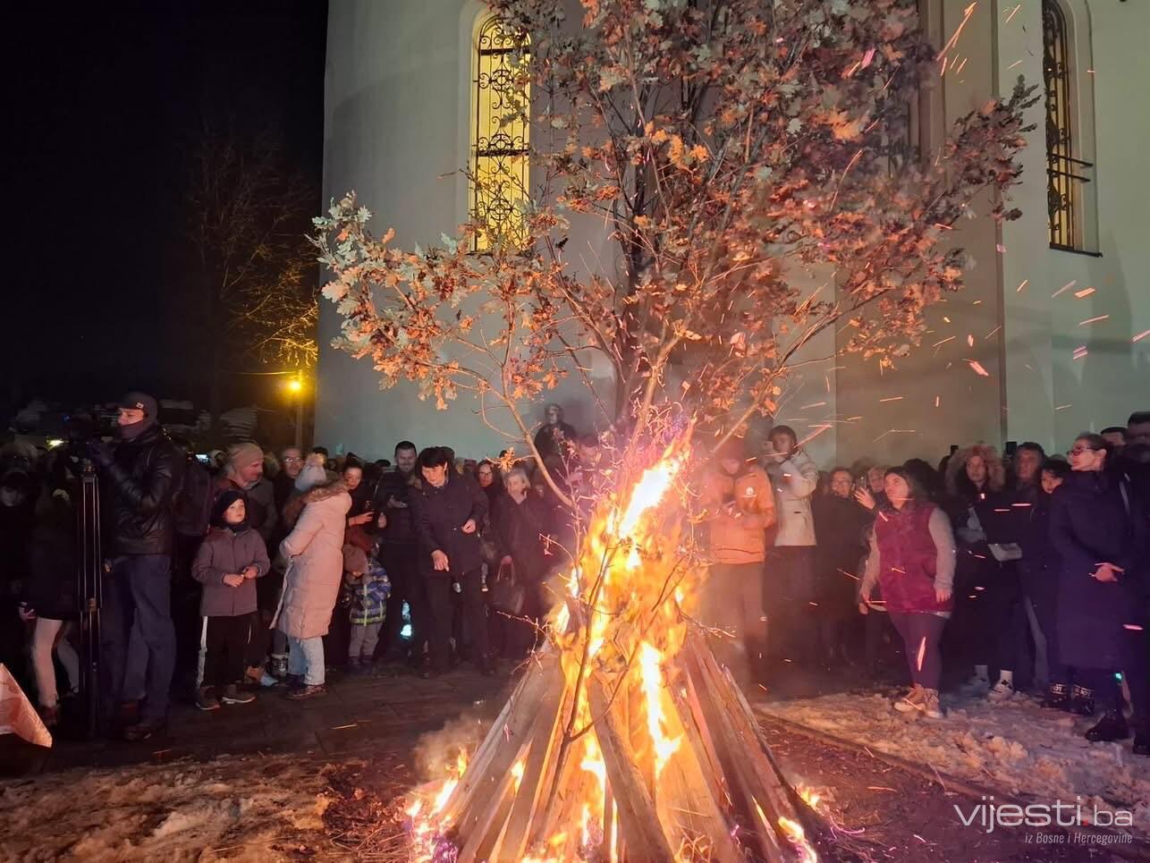 Paljenje badnjaka u Sabornom hramu Uspenja Presvete Bogorodice u Tuzli