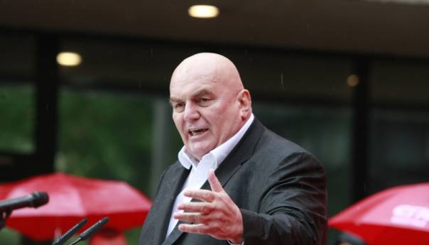 Palma sazvao konferenciju da bi objasnio novinarima kako se suši meso