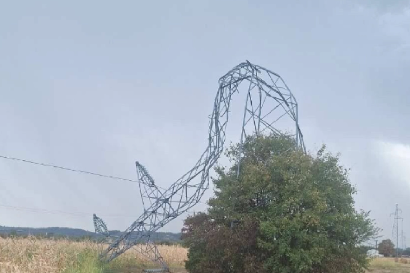Palo nekoliko dalekovoda od Kozarske Dubice do Banjaluke