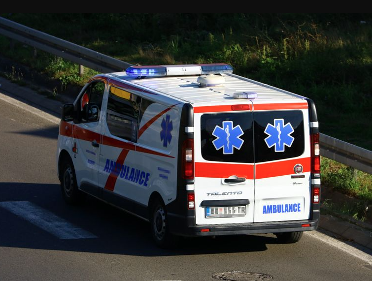 Pao dio konstrukcije sa tržnog centra u Novom Sadu, povrijeđena žena