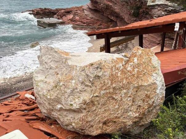 Pao ogromni kamen na restoran popularne plaže u Crnoj Gori