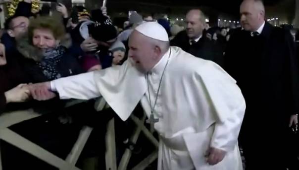 Papa Franjo se izvinio što je udario ženu u ruku