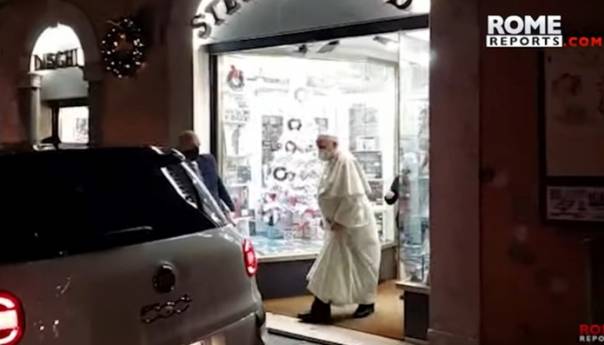 Papa Franjo snimljen kako kupuje CD, otkriveno koju muziku sluša
