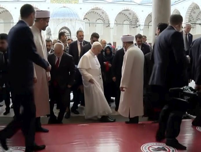 Papa Lav skinuo cipele pred ulazak u džamiju i tako pokazao poštovanje