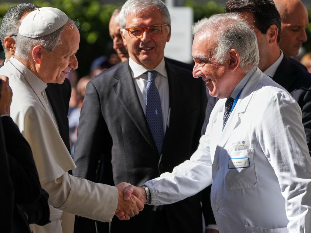Papa počeo hodati nakon operacije raka pluća