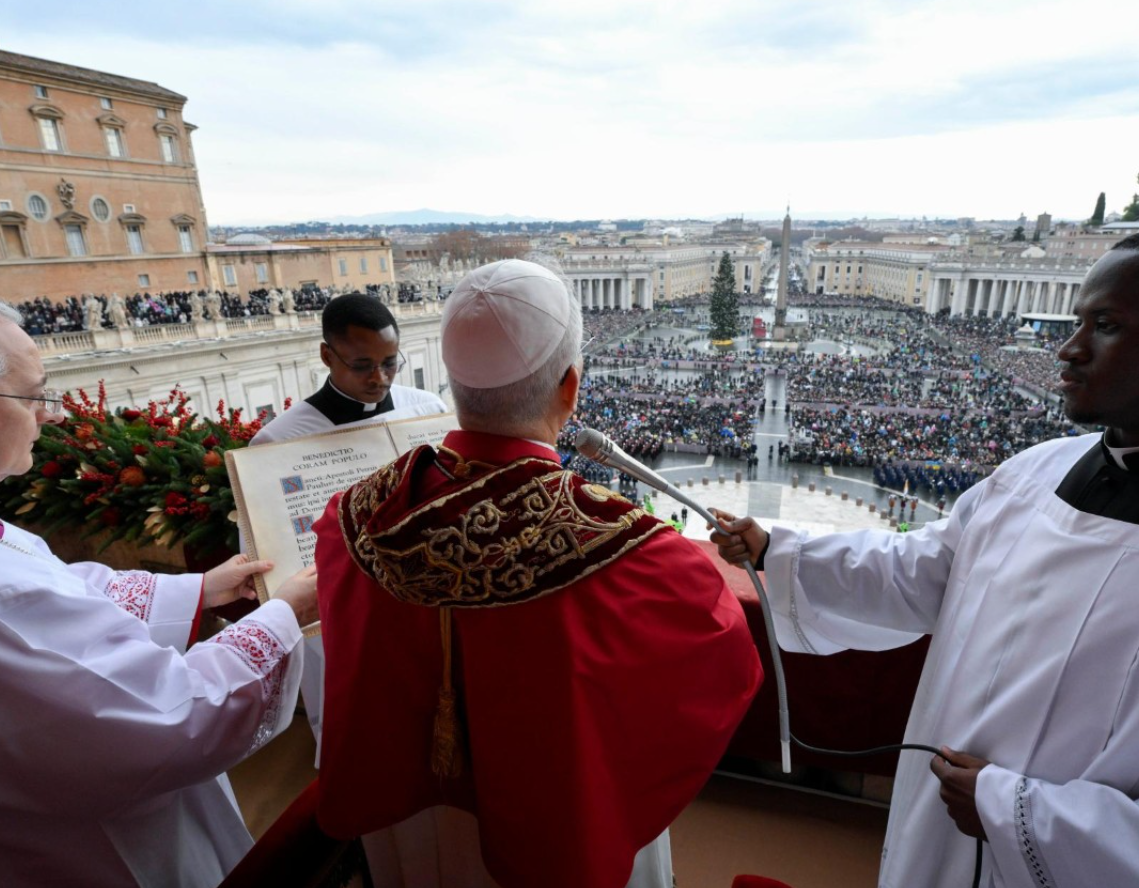 Papa predvodi Križni put u Koloseju u Rimu, sam će nositi križ