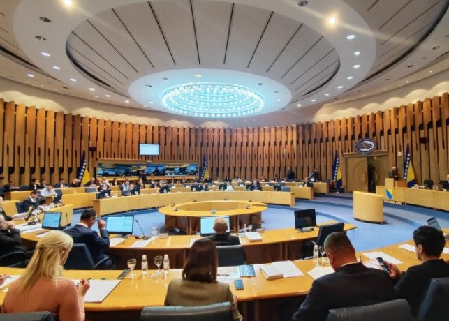 Parlament odbio istragu dok se gomilaju problemi u pravosuđu