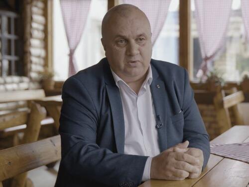 Pavlović zatvor izbjegava "zbog zdravlja", a obilazi spomenike po Srbiji