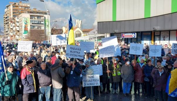 Penzioneri s protesta u Zenici zatražili 10-postotno uvećanje penzija