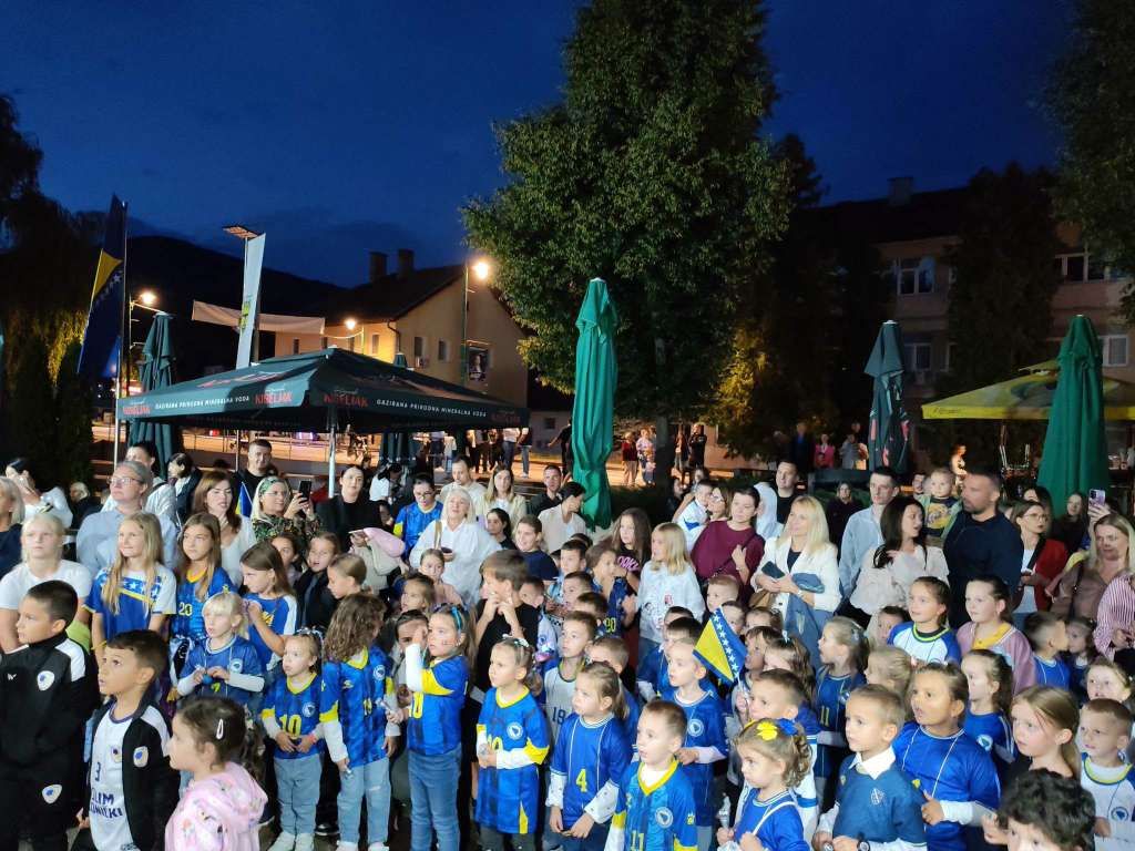 Mladi Goraždani na spomeniku ubijenoj djeci: Svjetlost koja pobjeđuje