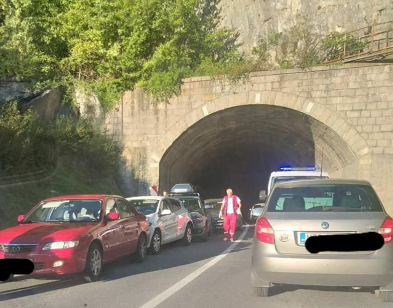Pet vozila se sudarilo u tunelu u BiH, troje povrijeđeno