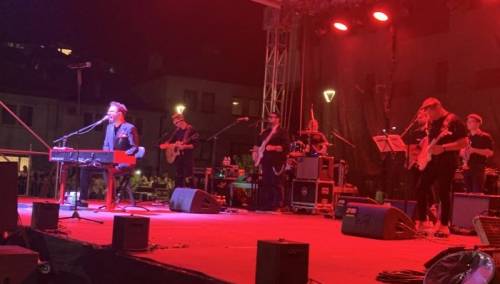 Petar Grašo zabavlja publiku na koncertu kod sarajevske Vijećnice