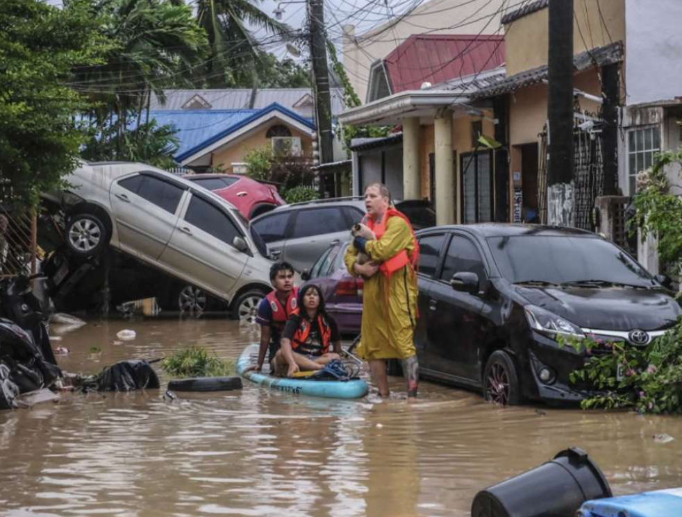 Petero poginulih, hiljade blokiranih u poplavama na Filipinima   
