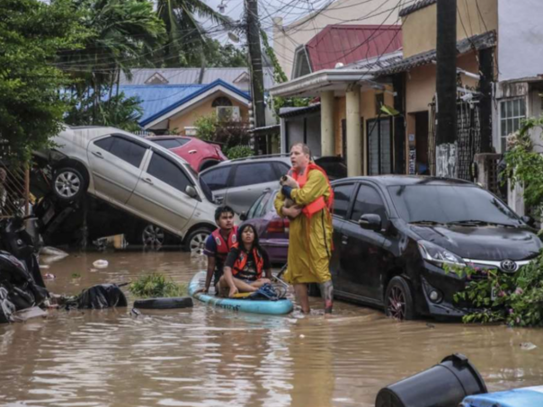 Petero poginulih, hiljade blokiranih u poplavama na Filipinima