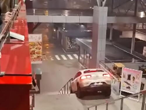 Pijan autom niz stepenice Tržnice: Uhapšen 26-godišnjak iz Banjaluke